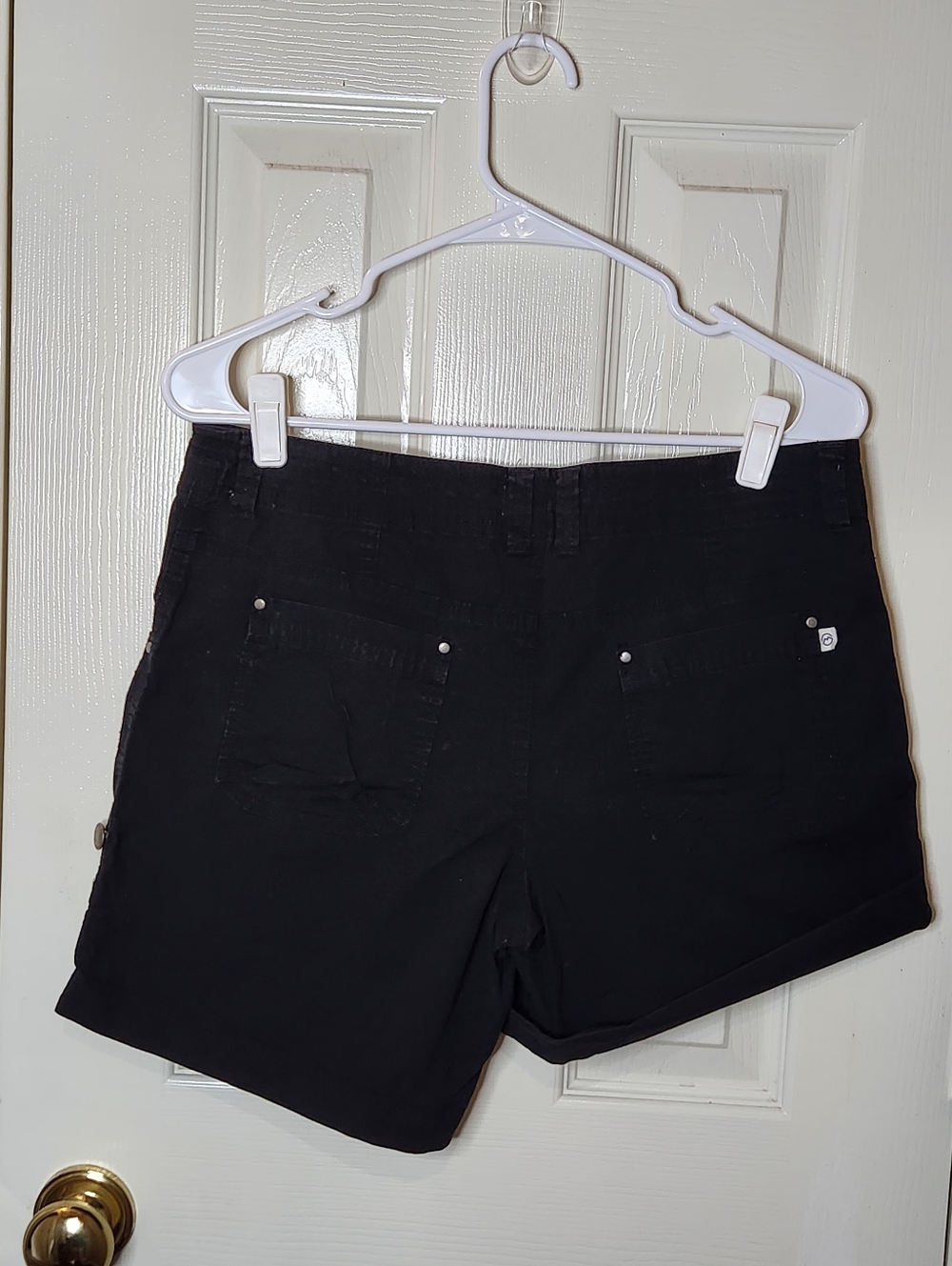 Magellan Outdoors Women's Black Roll-Cuff Bermuda Shorts. Size 6 - Picture 2 of 5